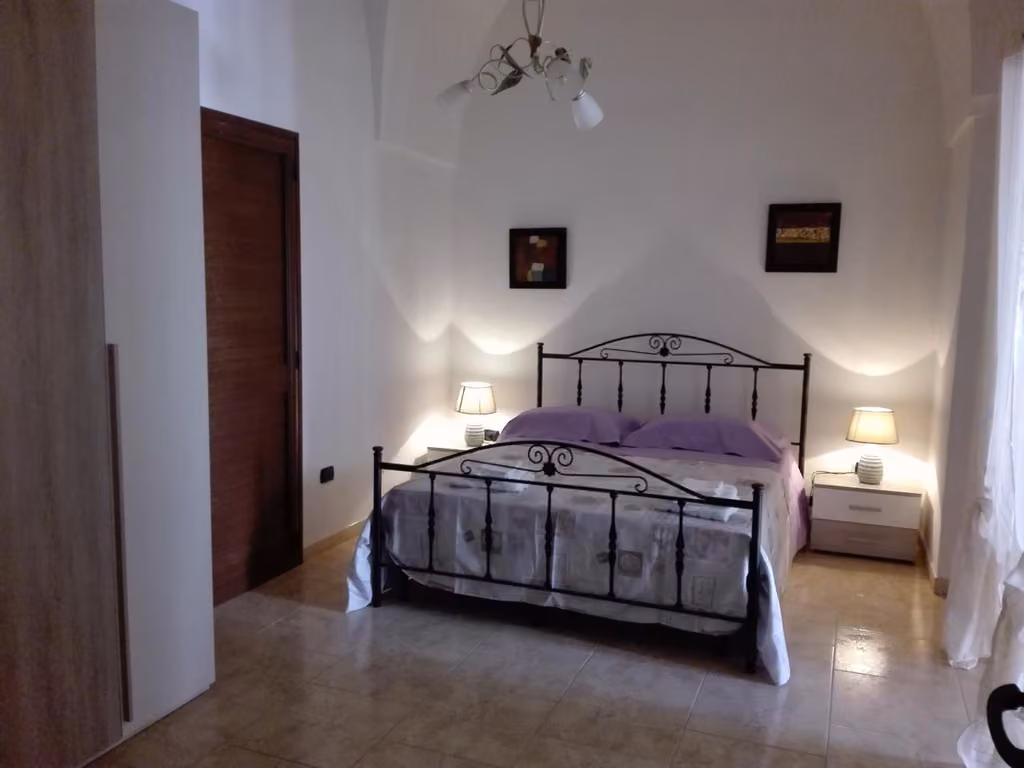 Camera con letto matrimoniale e armadio del Melograno B&B